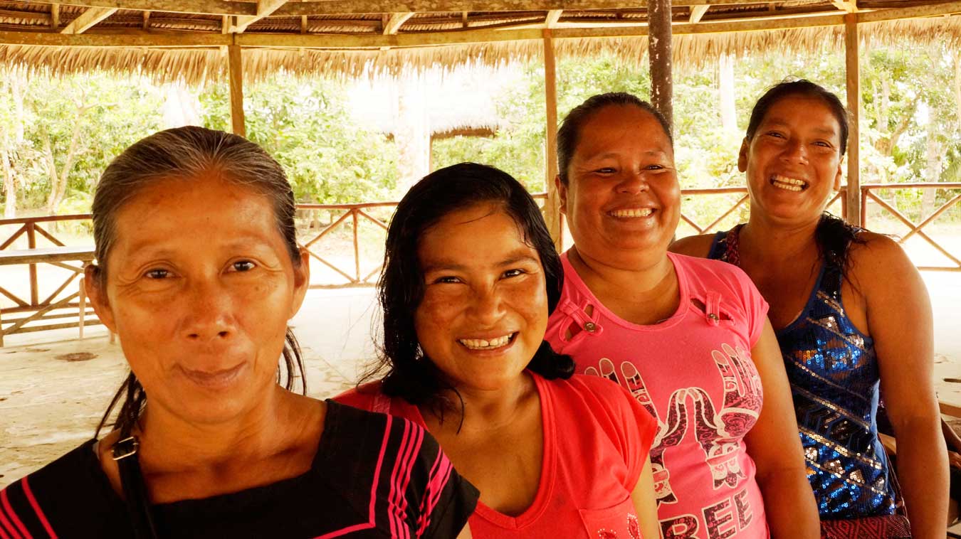 Grupo de mujeres participantes de Minga Perú sonriendo